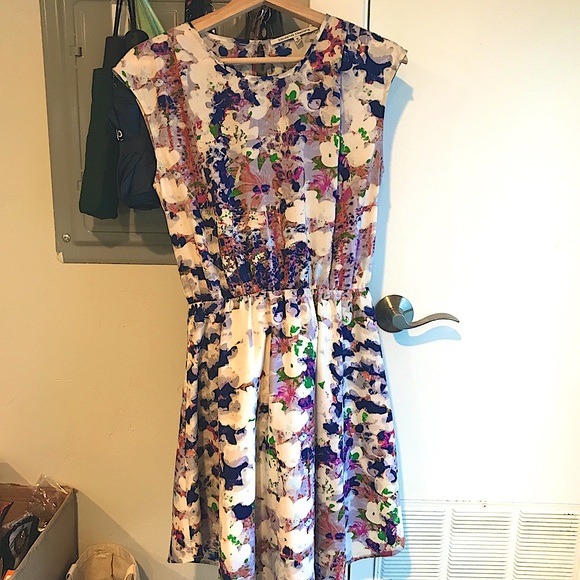 🛑 SOLD! Floral Dress Knee Length 🛑 - Picture 1 of 5